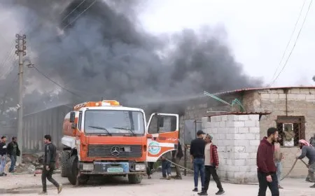 إصابة 3 عمال في حريق مستودع بمدينة الطبقة 