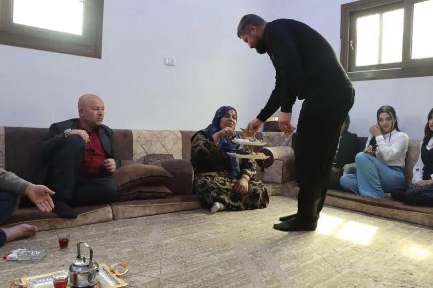 لتهنئتهم.. زيارات لذوي الشهداء في ثاني أيام العيد