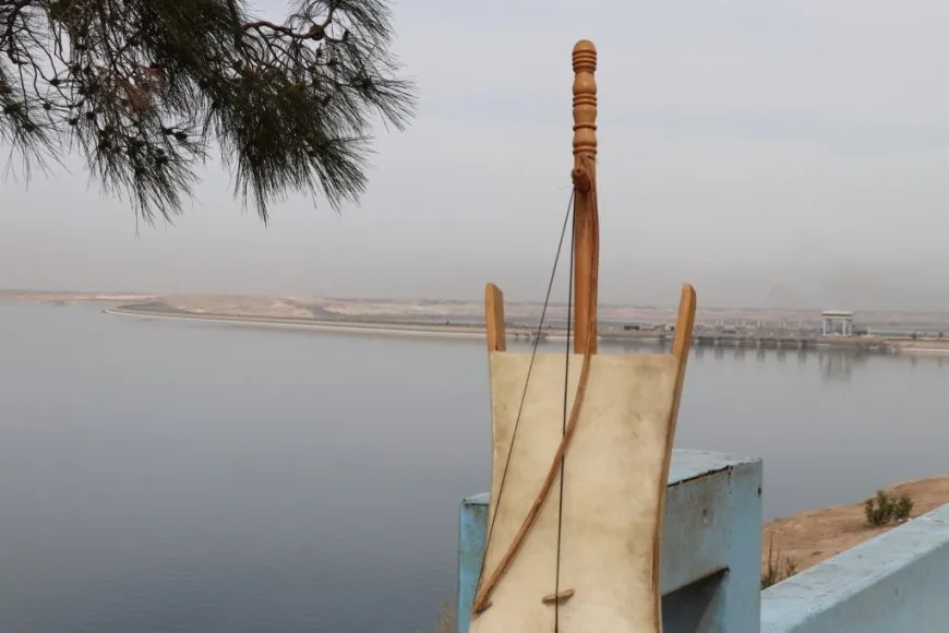 الربابة.. سفيرة التراث الفراتي ترافق عشاقها في كل الظروف