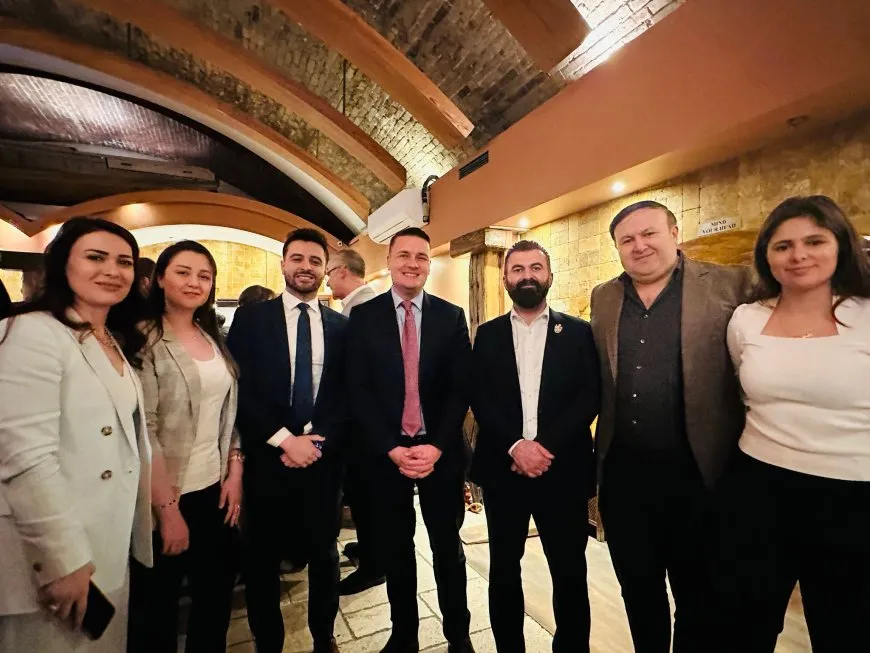 وفد أطباء من شمال وشرق سوريا يبحث التحديات الصحية مع وزير الصحة البريطاني