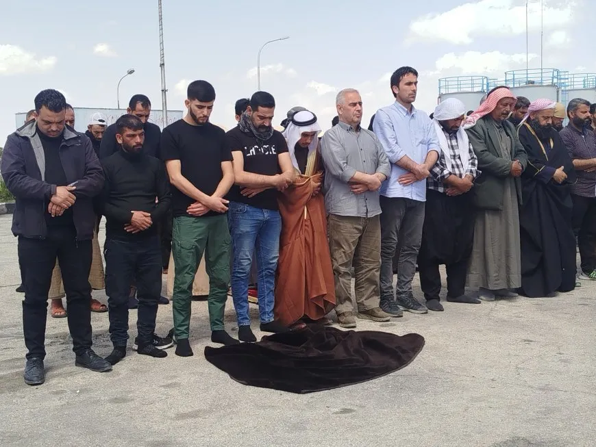المحتجون على سد تشرين يقيمون صلاة الجمعة