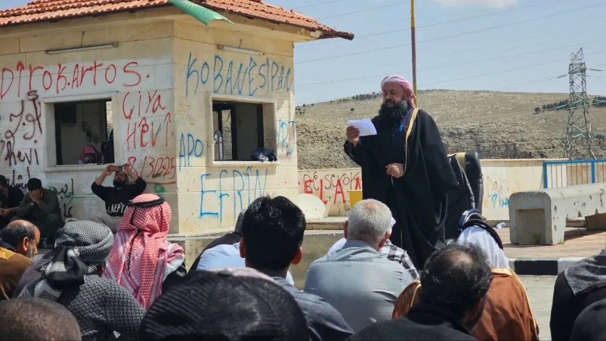 المحتجون على سد تشرين يقيمون صلاة الجمعة