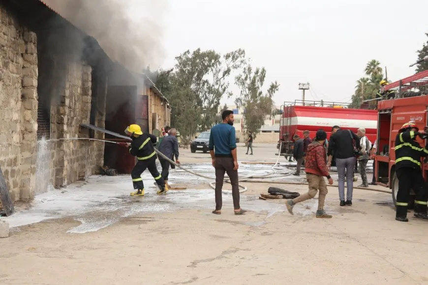 إصابة 3 عمال في حريق مستودع بمدينة الطبقة 
