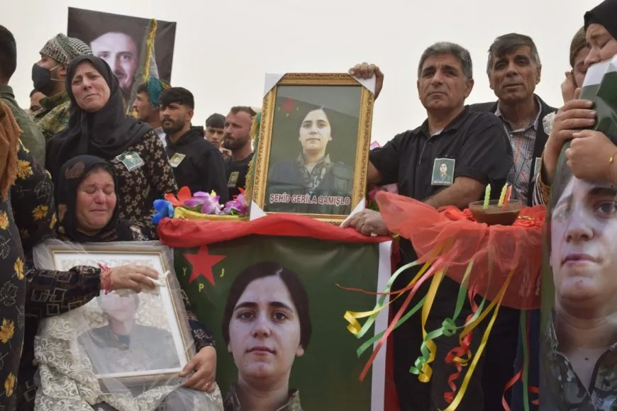 تشييع مهيب لثلاثة شهداء في مزار الشهيد دجوار ومراسم غيابية لمقاتلة من YPJ
