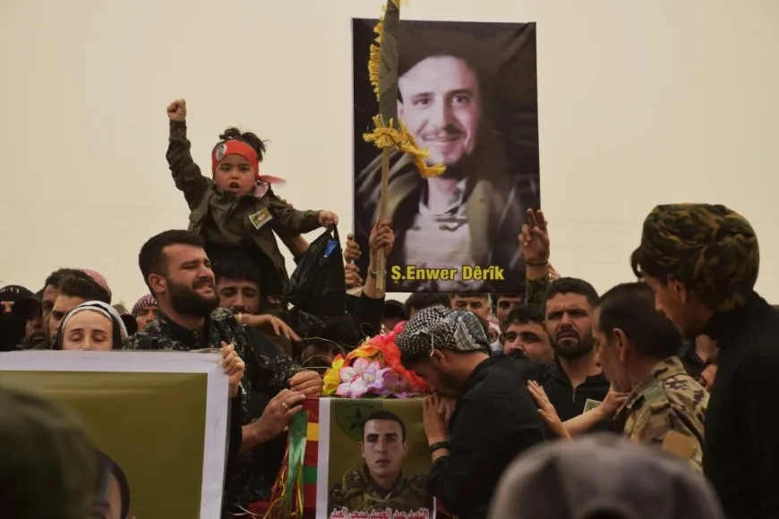 تشييع مهيب لثلاثة شهداء في مزار الشهيد دجوار ومراسم غيابية لمقاتلة من YPJ