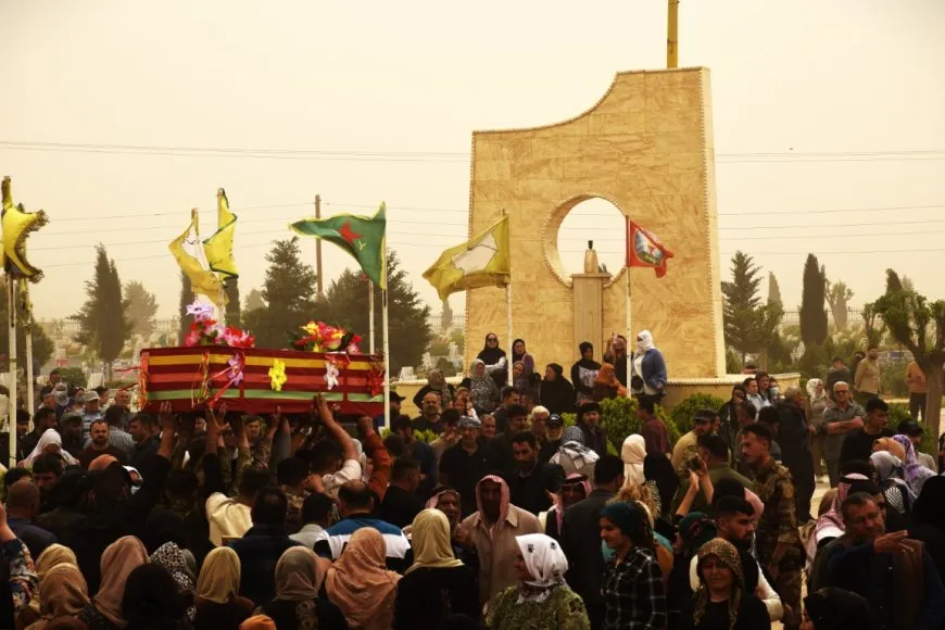 تشييع مهيب لثلاثة شهداء في مزار الشهيد دجوار ومراسم غيابية لمقاتلة من YPJ