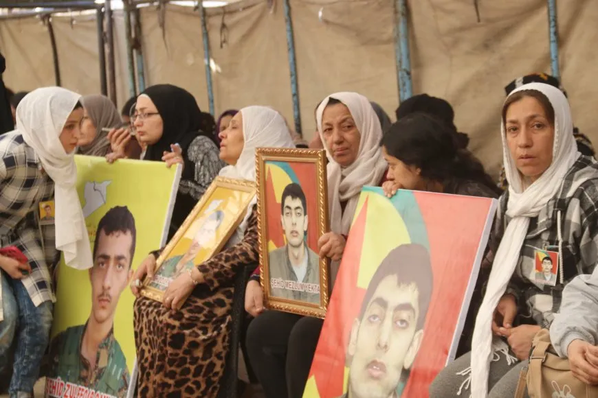 أهالي قامشلو يجددون العهد على مواصلة درب الشهداء