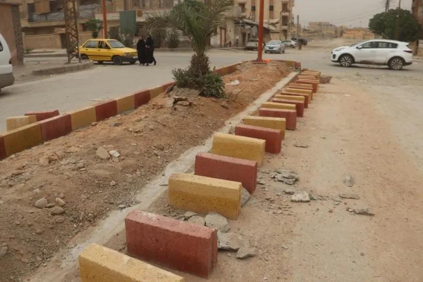 بلدية الشعب تنفذ أعمالاً في مدينة الرقة تحضيراً لتعبيد الطرقات