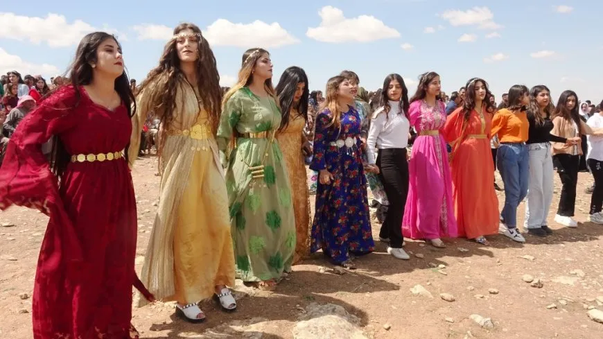 أهالي مقاطعة الفرات يحتفلون بعيد الأربعاء الأحمر