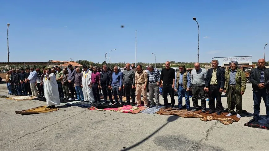أداء صلاة الجمعة على سد تشرين