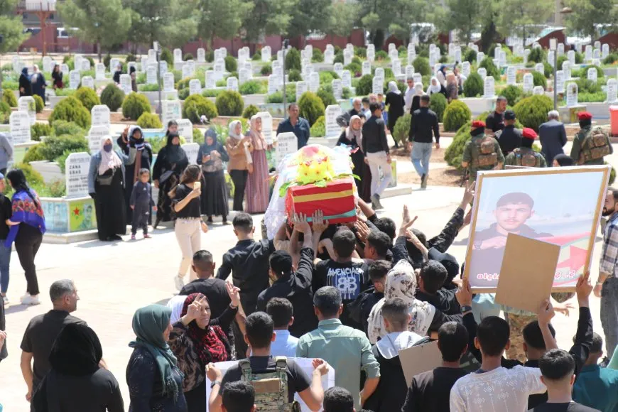 وفاء الشهداء يوحّد القلوب في وداع المقاتل شرفان قامشلو