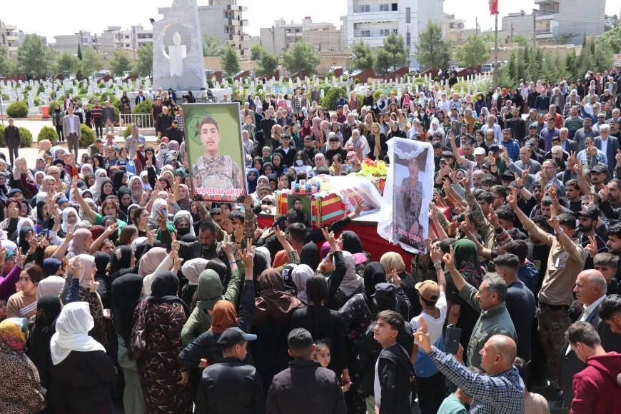 وفاء الشهداء يوحّد القلوب في وداع المقاتل شرفان قامشلو