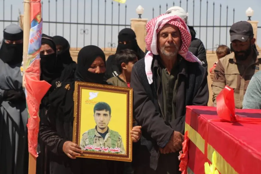 تشيع جثمان مقاتل قسد جهاد عبد القادر في دير الزور
