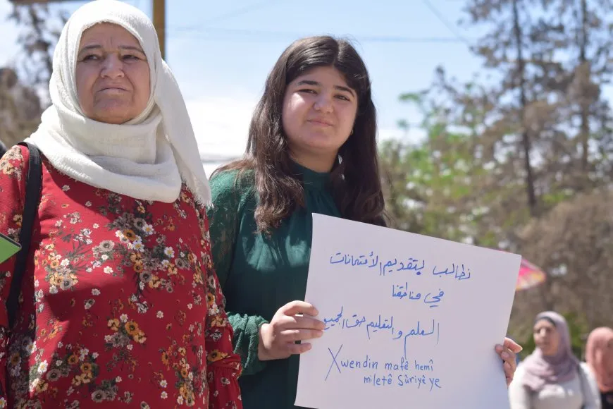 وقفة احتجاجية للطلبة ضد مماطلة سلطة دمشق في تسهيل سير العملية الامتحانية