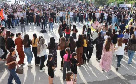 أهالي مقاطعة الفرات يحيون 1 أيار في ساحة الشهيد عكيد