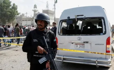 مقتل 4 أطفال وإصابة 38 جرّاء اصطدام سيارة مفخخة بحافلة مدرسية في باكستان