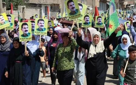 مئات الأهالي في ديرك ينادون بالحرية الجسدية للقائد 