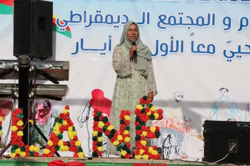 أهالي مقاطعة الفرات يحيون 1 أيار في ساحة الشهيد عكيد