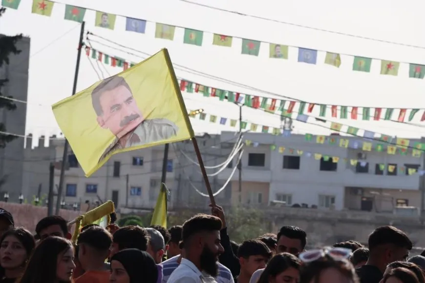 أهالي مقاطعة الفرات يحيون 1 أيار في ساحة الشهيد عكيد