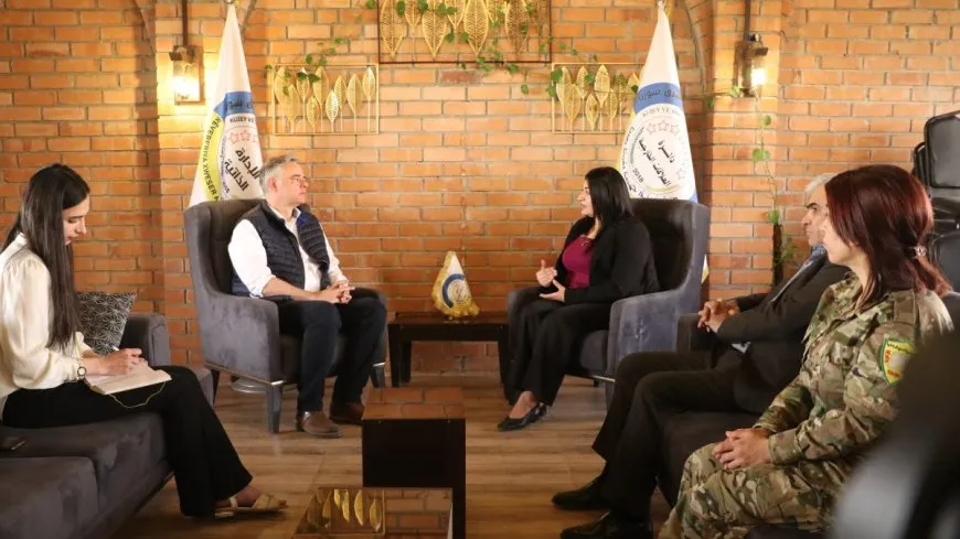 الإدارة الذاتية تسلّم وفدًا ألمانيًا رسميًا أفرادًا من عوائل مرتزقة داعش