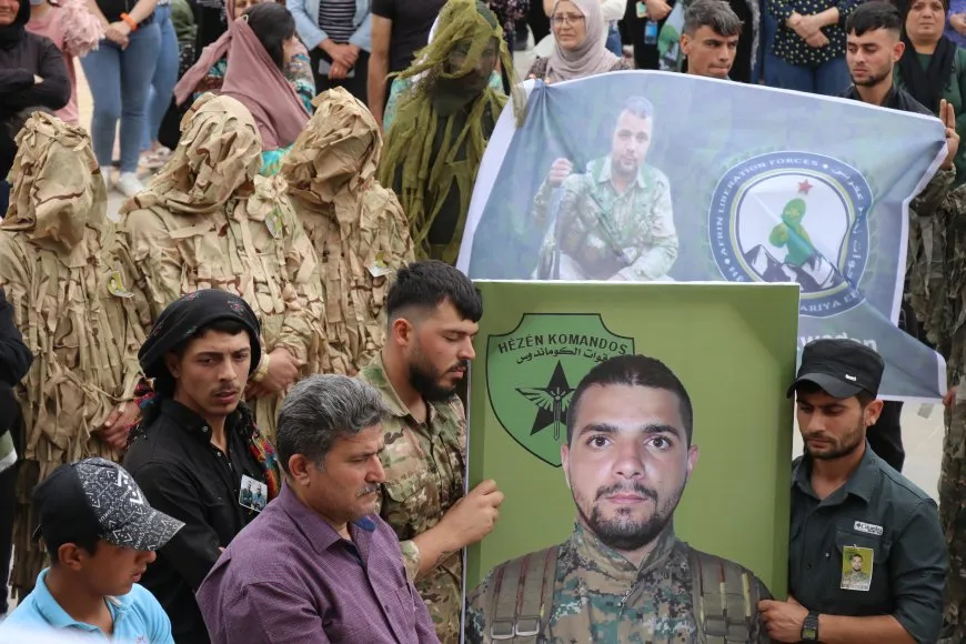 تشييع جثمان مقاتل قسد الشهيد برخدان عفرين في قامشلو