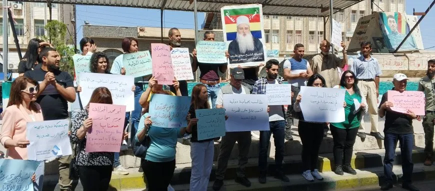 احتجاج في السويداء يطالب بفتح معبر إنساني ويندد بالمجازر المرتكبة بحق المدنيين