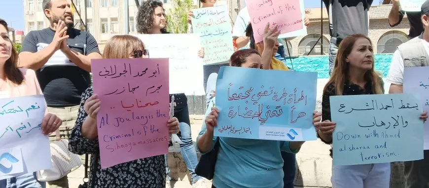 احتجاج في السويداء يطالب بفتح معبر إنساني ويندد بالمجازر المرتكبة بحق المدنيين