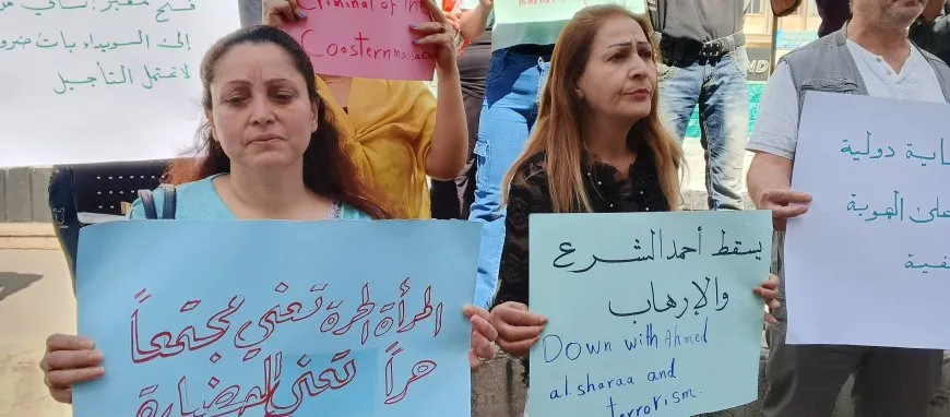 احتجاج في السويداء يطالب بفتح معبر إنساني ويندد بالمجازر المرتكبة بحق المدنيين