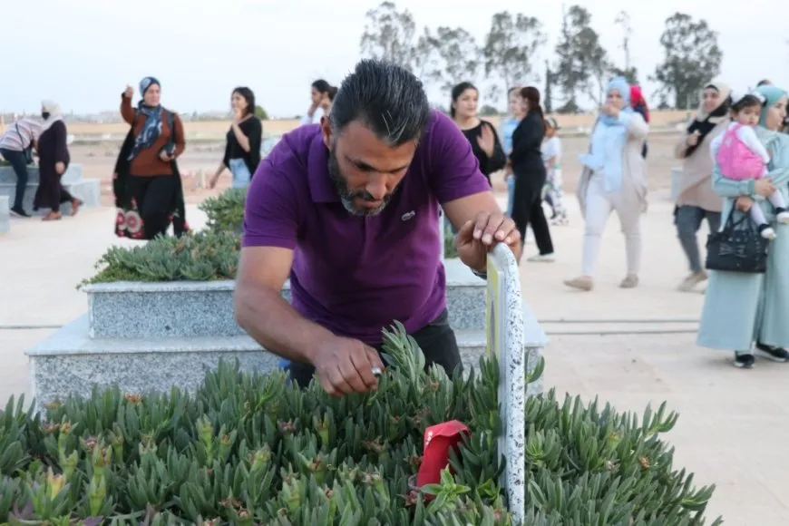 الطبقة تشعل الشموع على أضرحة الشهداء بمناسبة يوم اللغة الكردية