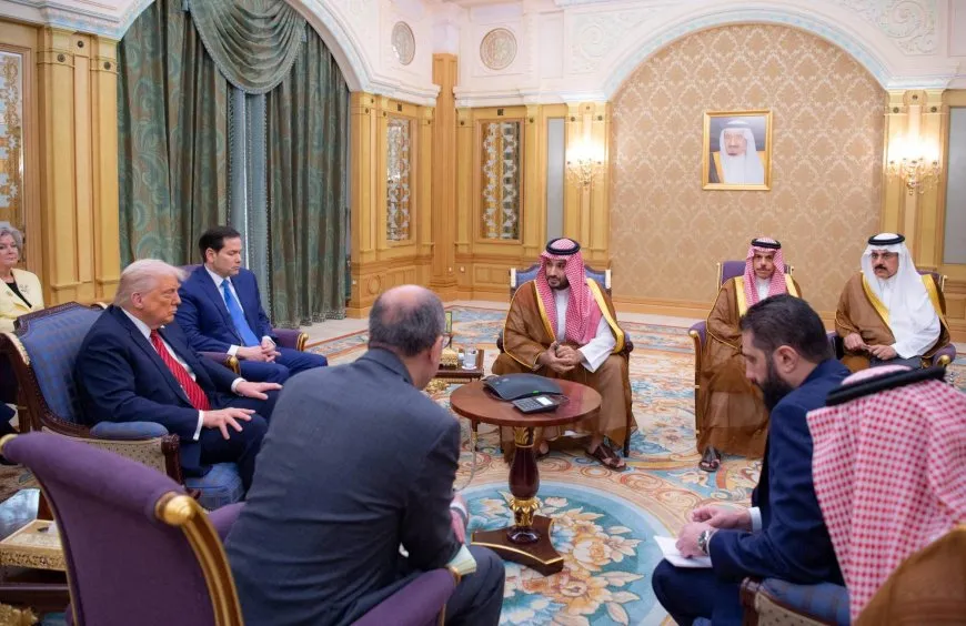 ترامب يتجاهل تحذيرات نتنياهو ويمنح دمشق فرصة جديدة: هل يخدع الشرع الغرب؟