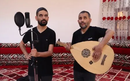 من عفرين إلى الطبقة رحلة فنانَينِ كفيفَينِ حوّلا التهجير إلى نشيد مقاومة