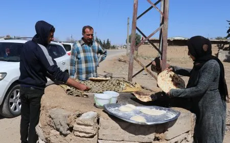 رائحة خبز مريم تتسلل عبر النوافذ وتجذب السائقين والمارة