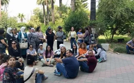 موظفون مفصولون يحتجّون في اللاذقية