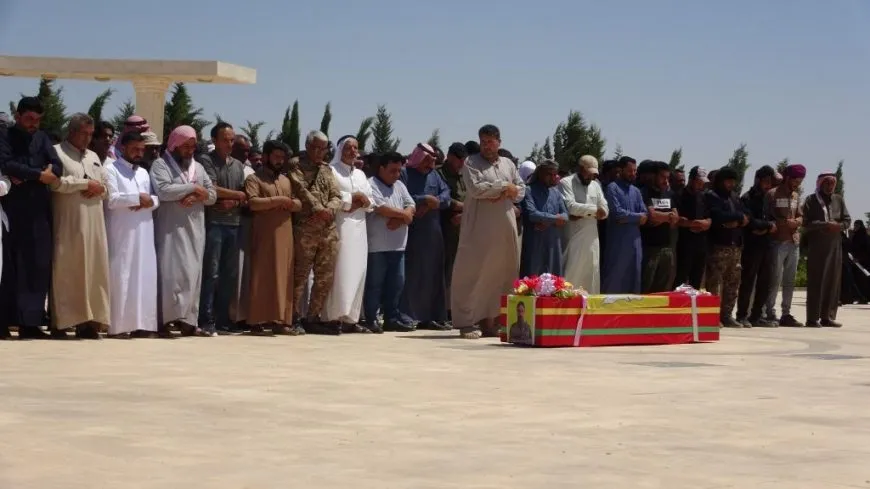 تشييع جثمان شهيد ومراسم غيابية لآخر في مقاطعة الرقة