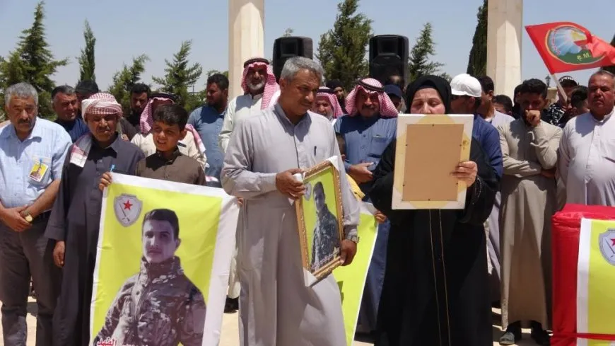 تشييع جثمان شهيد ومراسم غيابية لآخر في مقاطعة الرقة