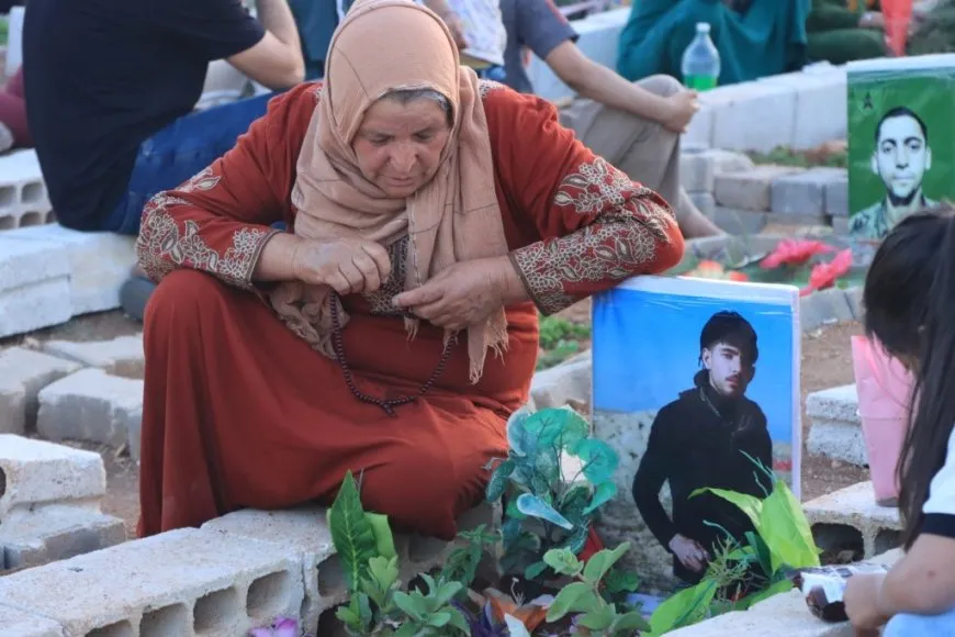 شمال وشرق سوريا يزيّن أضرحة شهدائه بالشموع والورود في ليلة عيد الأضحى