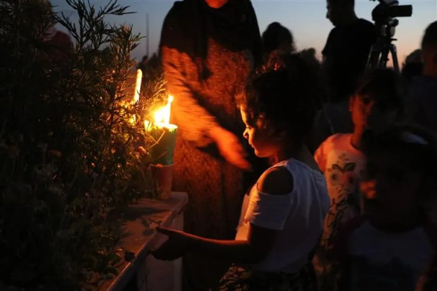 شمال وشرق سوريا يزيّن أضرحة شهدائه بالشموع والورود في ليلة عيد الأضحى