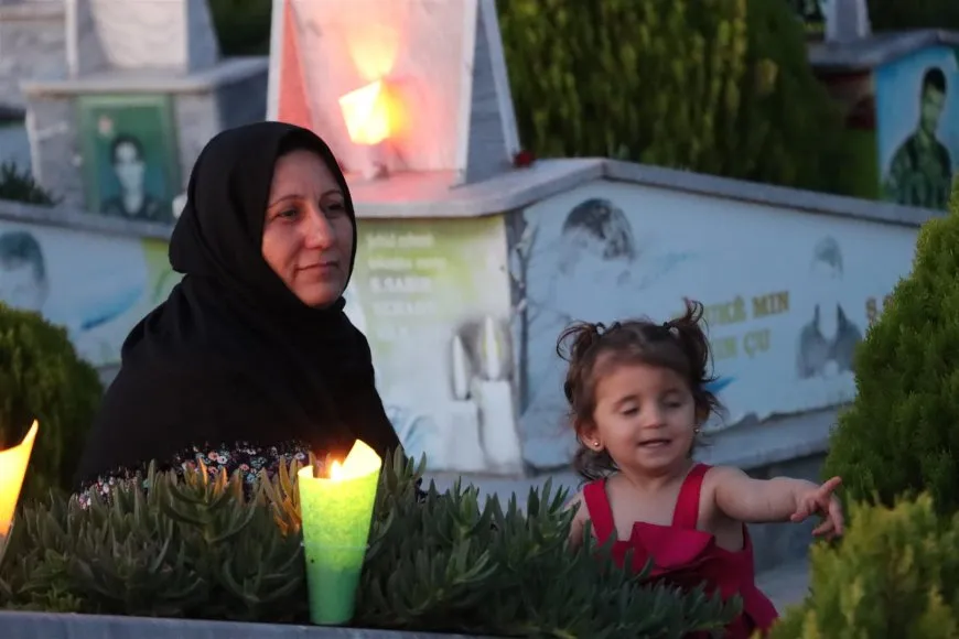 شمال وشرق سوريا يزيّن أضرحة شهدائه بالشموع والورود في ليلة عيد الأضحى