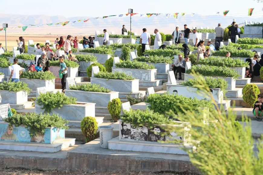 العيد يبدأ بزيارة أضرحة الشهداء في إقليم شمال وشرق سوريا