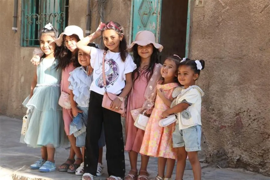 ضحكات وزينة.. مشاهد من فرحة الأطفال بالعيد 