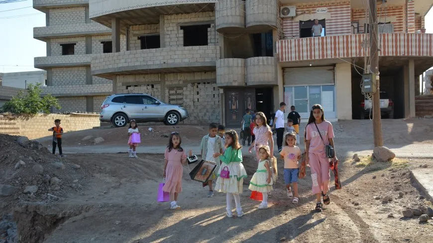 ضحكات وزينة.. مشاهد من فرحة الأطفال بالعيد 