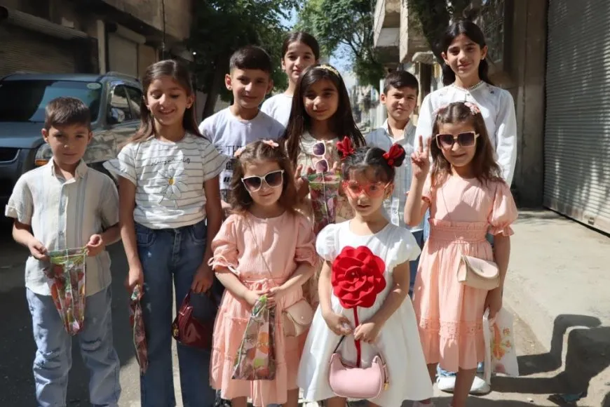 ضحكات وزينة.. مشاهد من فرحة الأطفال بالعيد 