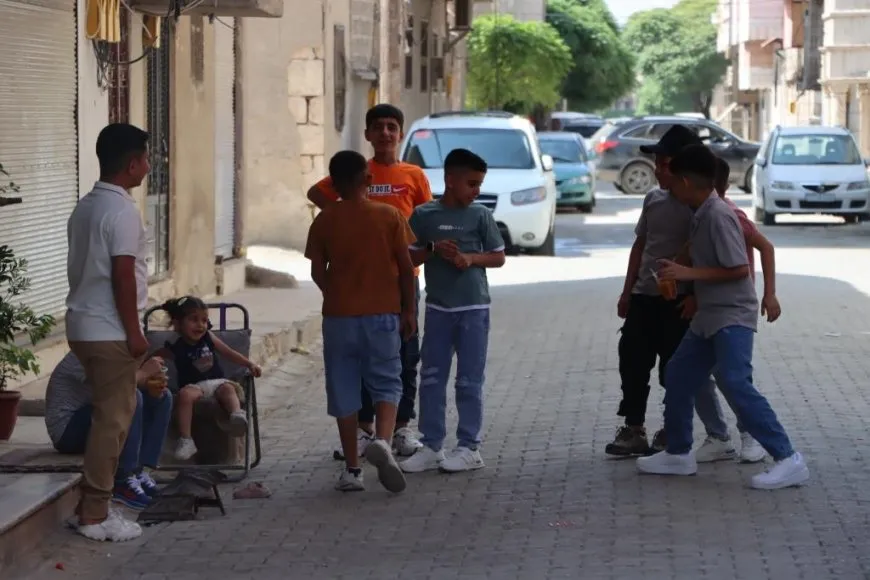 ضحكات وزينة.. مشاهد من فرحة الأطفال بالعيد 
