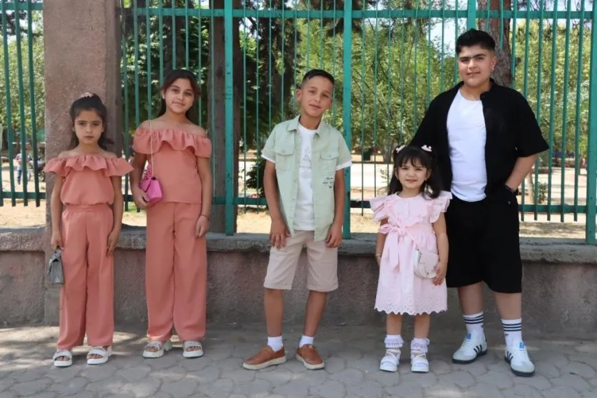 ضحكات وزينة.. مشاهد من فرحة الأطفال بالعيد 