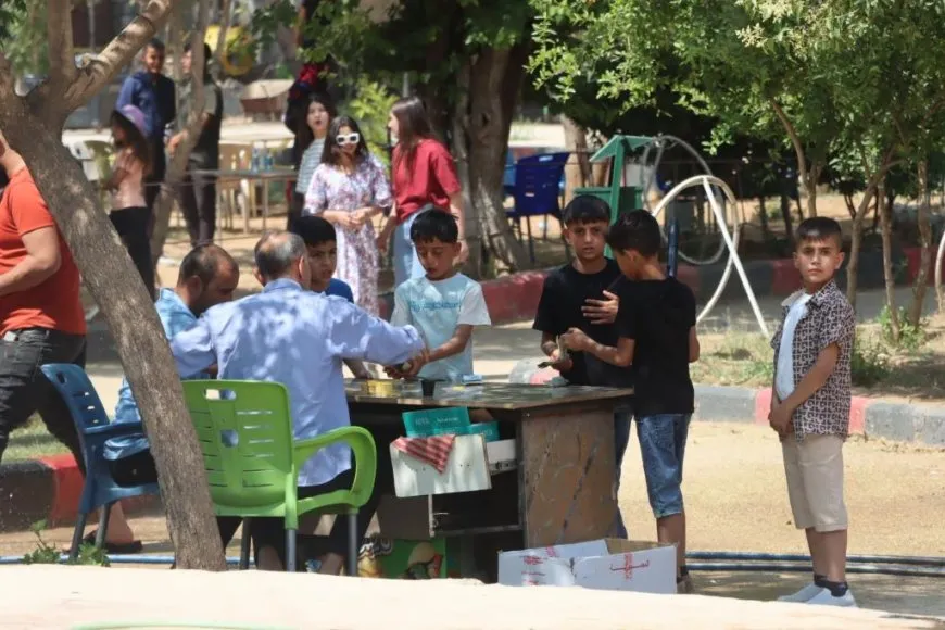 ضحكات وزينة.. مشاهد من فرحة الأطفال بالعيد 