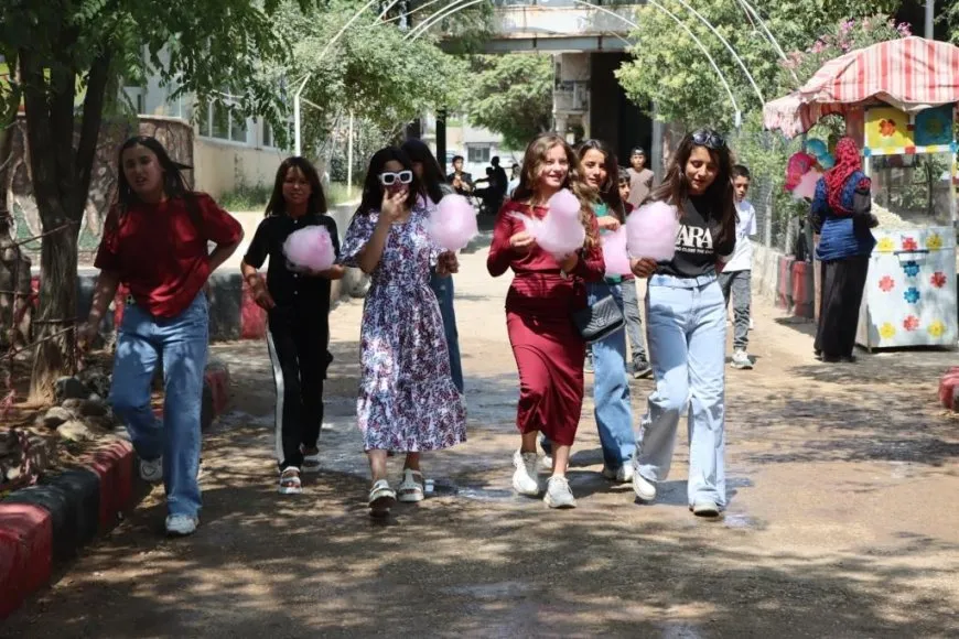 ضحكات وزينة.. مشاهد من فرحة الأطفال بالعيد 