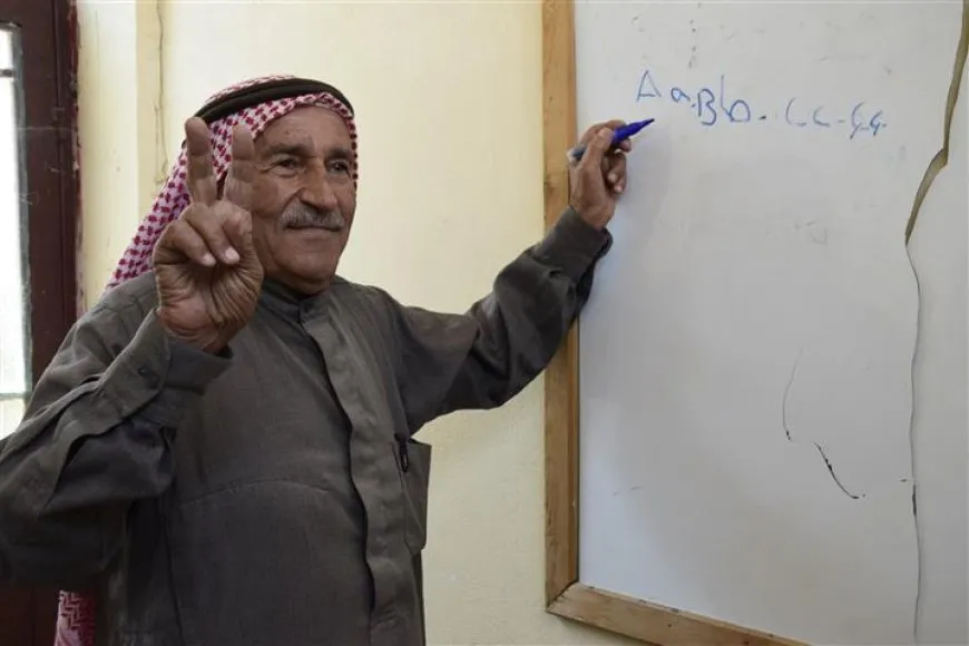 سبعيني يكتب حروف هويته.. اللغة الكردية تُنقذ حلماً عمره عقود