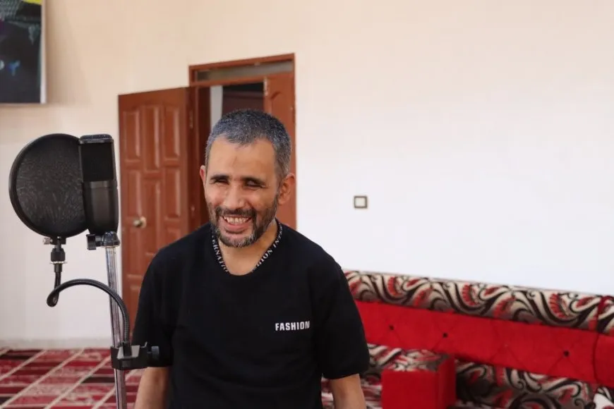 من عفرين إلى الطبقة رحلة فنانَينِ كفيفَينِ حوّلا التهجير إلى نشيد مقاومة
