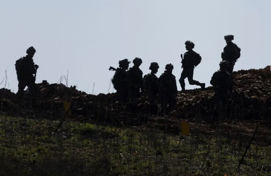 إسرائيل تحشد قواتها شمالاً وتعلن حالة الطوارئ على الحدود مع سوريا