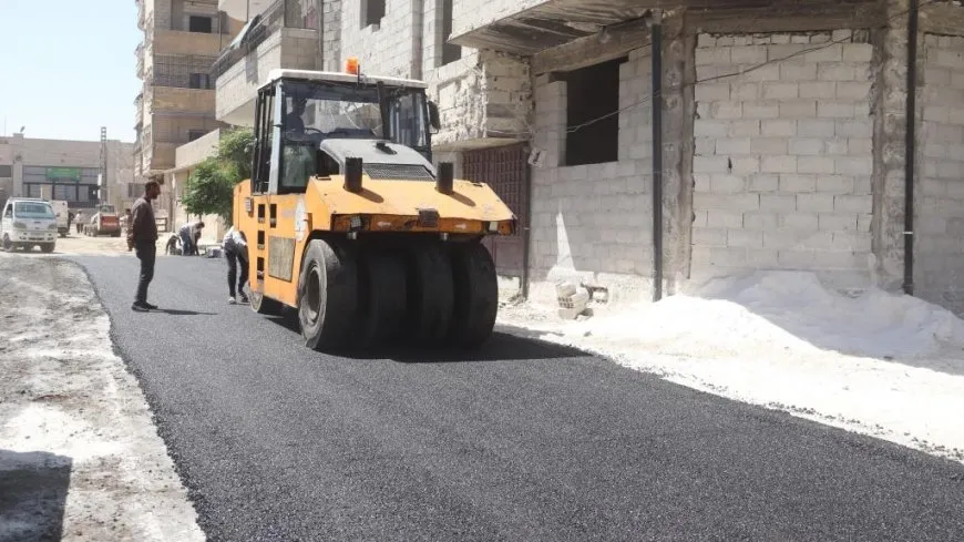 بلدية الشعب في الرقة تباشر مدّ القميص الاسفلتي لشوارع المدينة